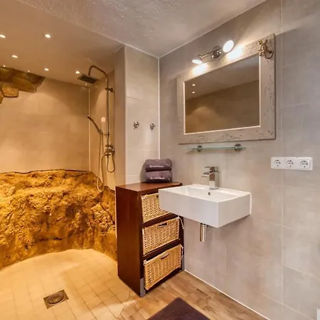 Sleeps 5 Pool Wifi Villa *