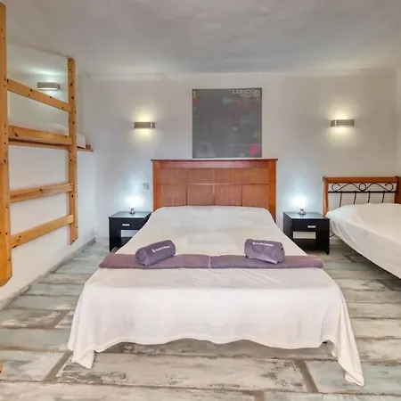 Vila Sleeps 5 Pool Wifi